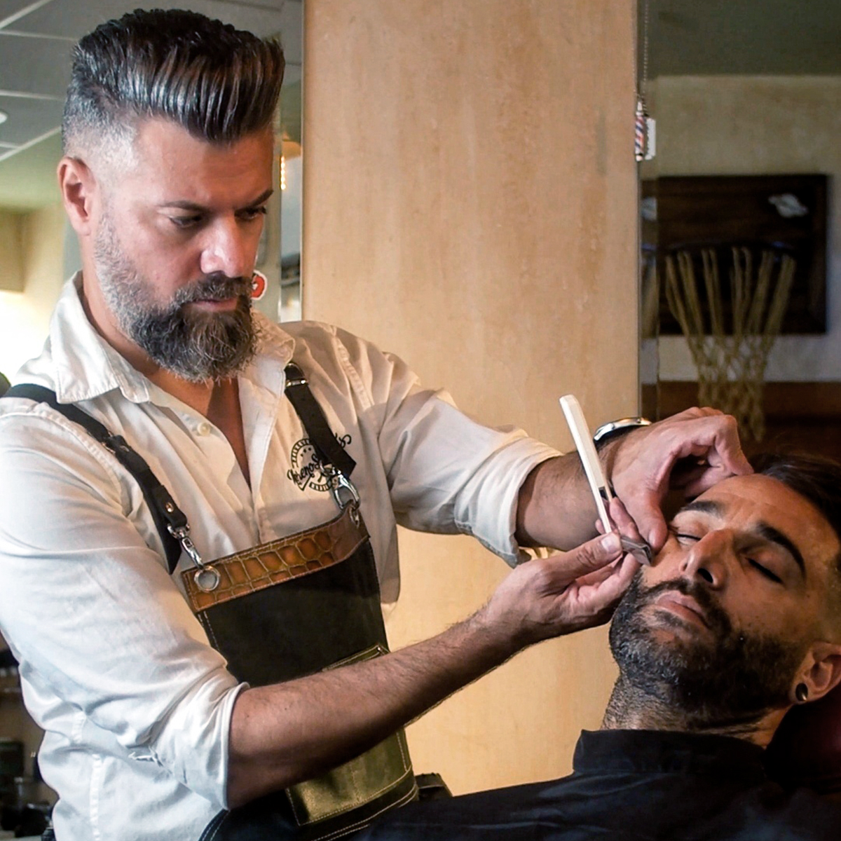 La nueva costumbre masculina: retoque cada viernes por la tarde en la  barbería, Madrid, España