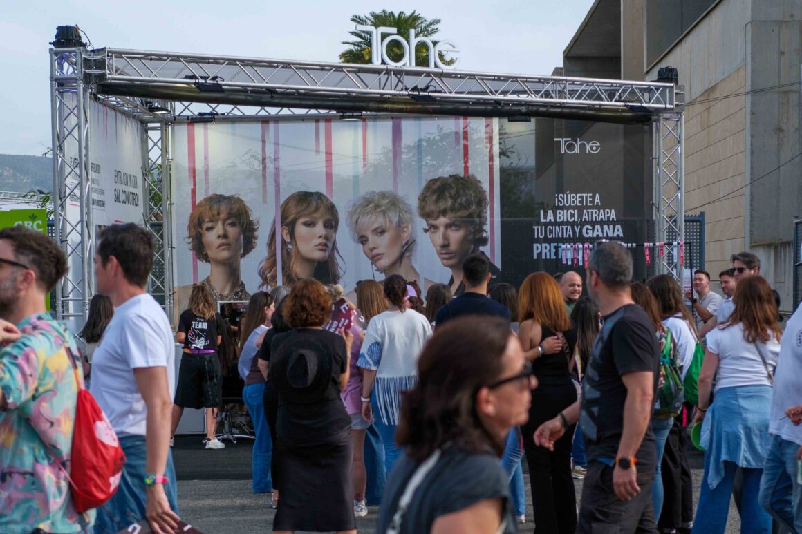 Tahe brilla en WARM UP con una propuesta que lleva la belleza profesional al corazón del festival