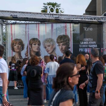 Tahe brilla en WARM UP con una propuesta que lleva la belleza profesional al corazón del festival