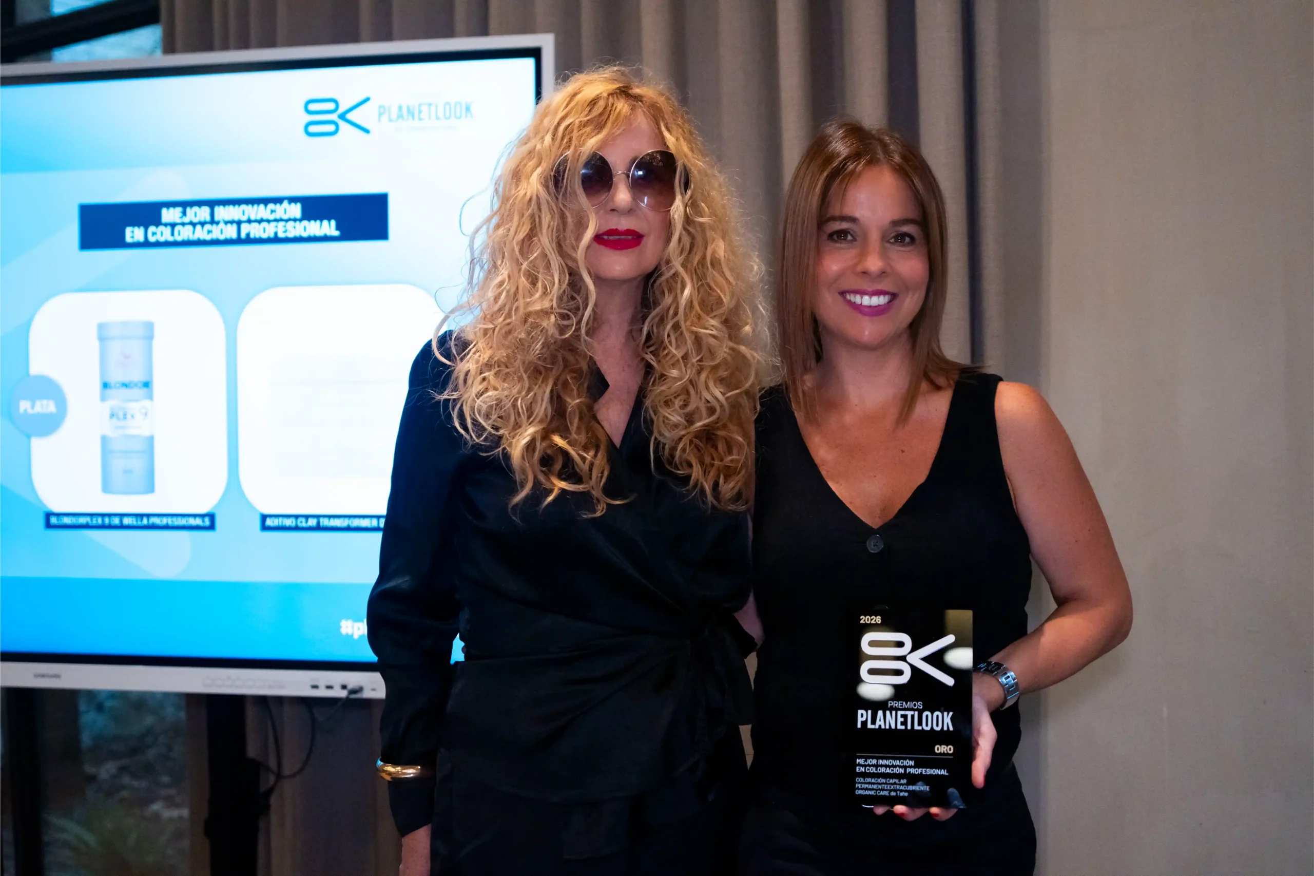 Verónica Torres, de Tahe, recogiendo el galardón en los Premios PlanetLook 2026