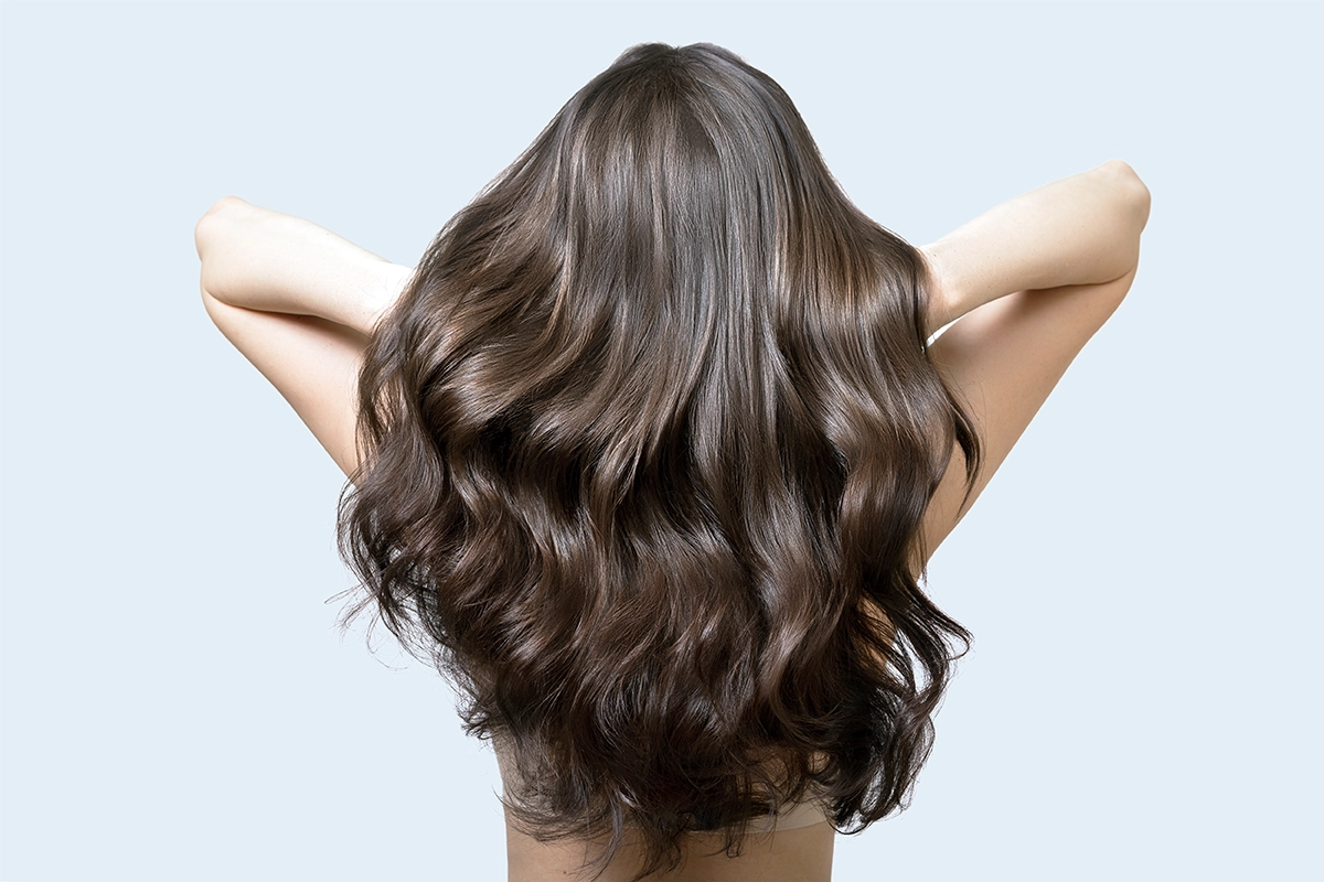 Cabello largo y brillante visto desde la espalda, peinado con ondas naturales