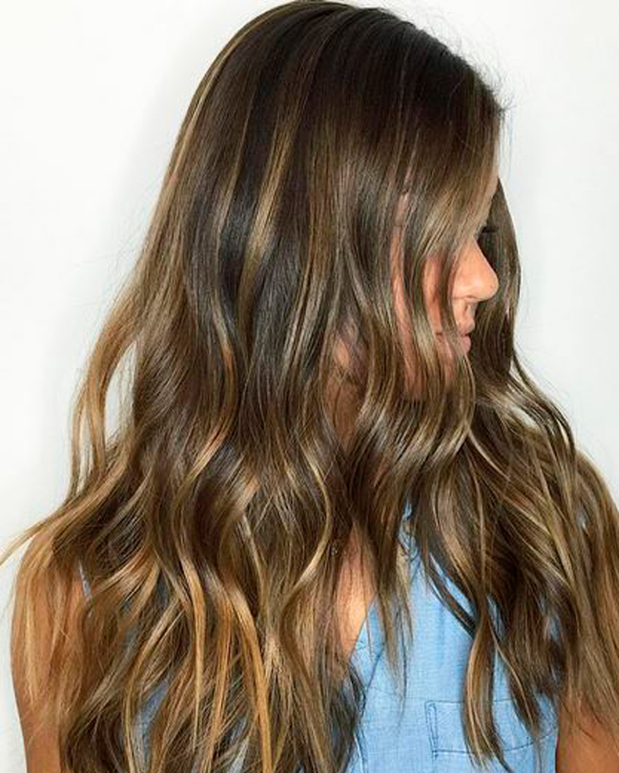 Mechas californianas chocolate toffee en cabello castaño con reflejos cálidos y brillo multidimensional