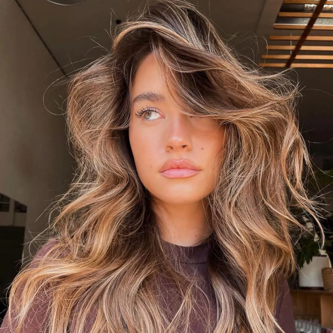 Ejemplo de balayage con luz desde la raíz y fundido natural en cabello castaño claro