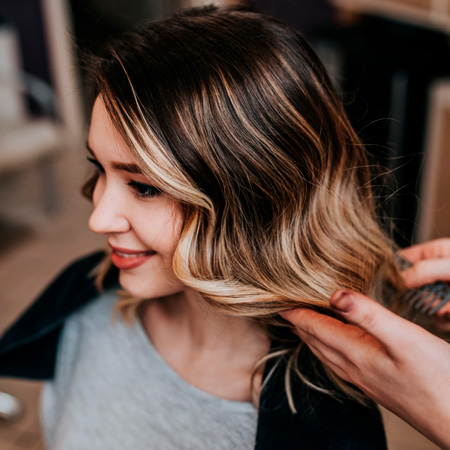 Mechas californianas en melena ondulada corta con acabado suave