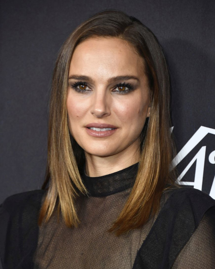 Mechas californianas multidimensionales en corte bob con tonos cálidos y reflejos en capas