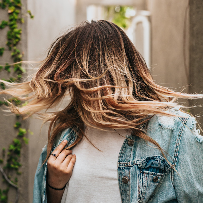 Mechas californianas clásicas con efecto degradado marcado en puntas.