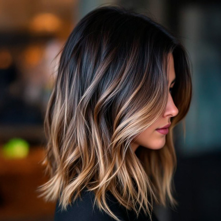 Mechas californianas cálidas en melena morena corta y ondulada