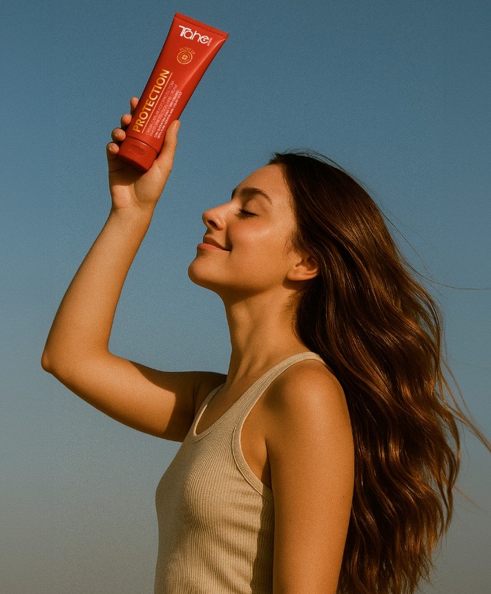 Mujer aplicando crema protectora solar para el cabello Tahe en verano.