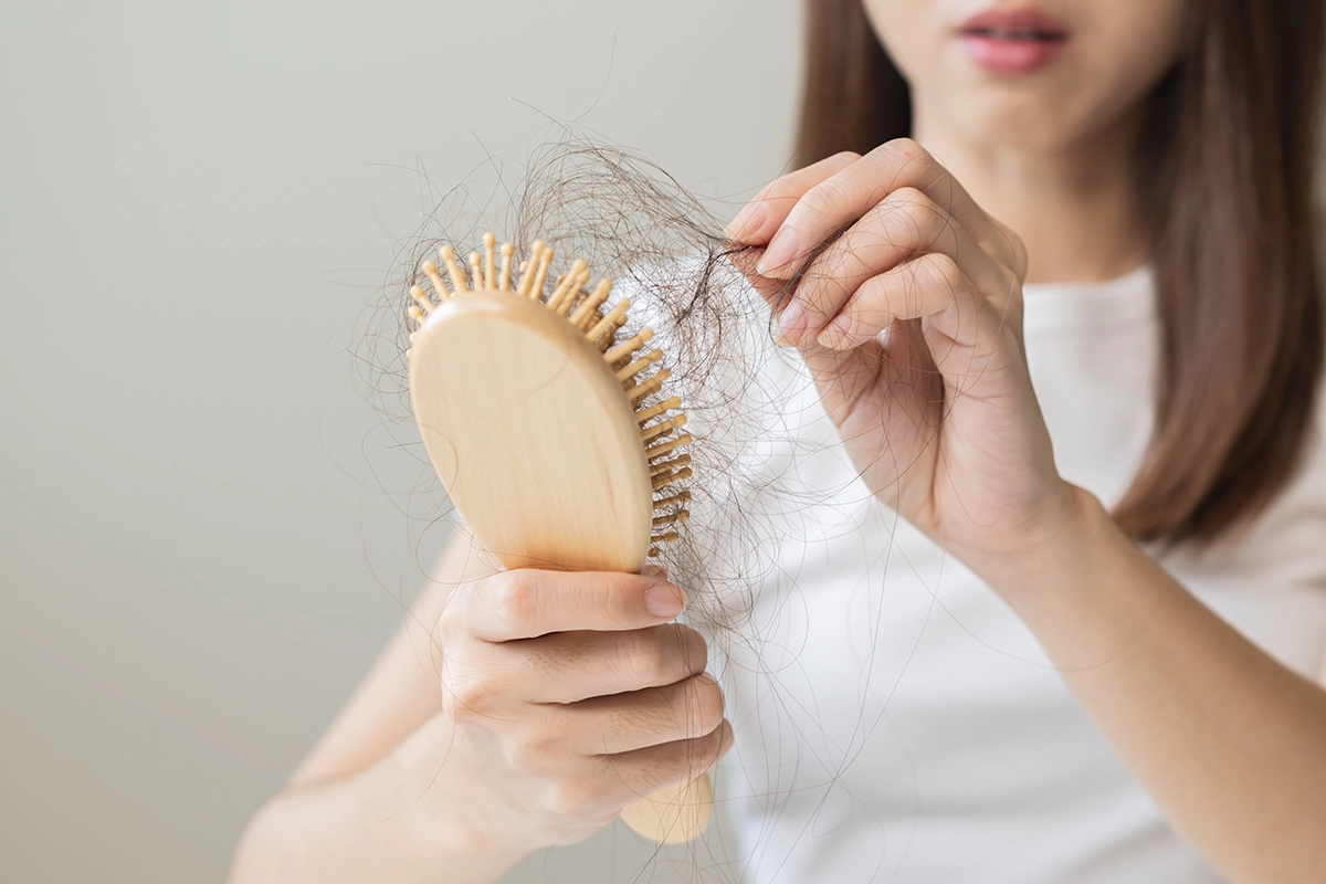 Cabello caído acumulado en un cepillo tras el verano