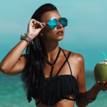 Cuidado del cabello en verano con tratamiento de hidratación tras la exposición al sol y al mar