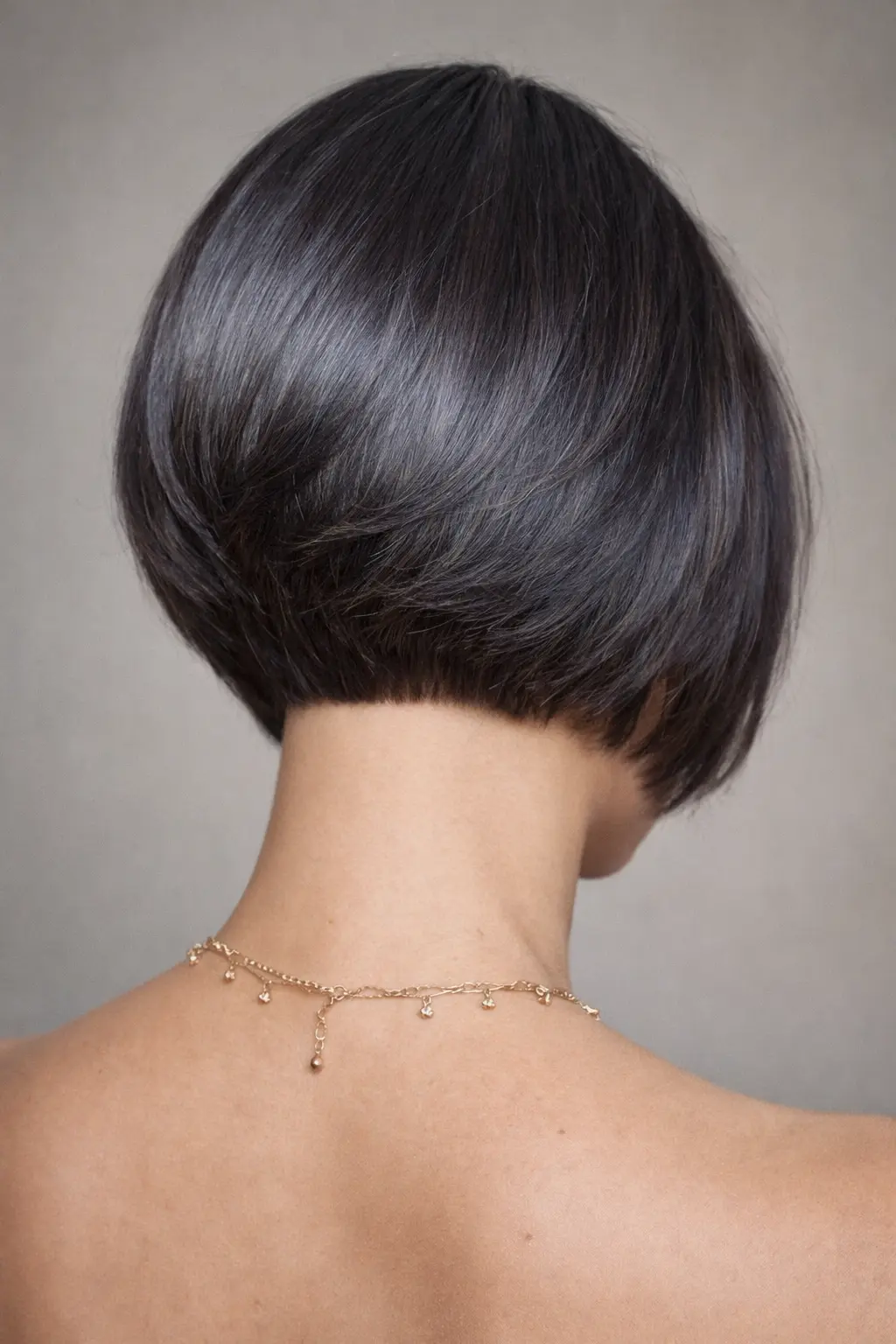 Mujer de pelo fino con corte Bob con nuca despejada