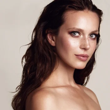 productos de peinado Mujer con productos de peinado en el cabello