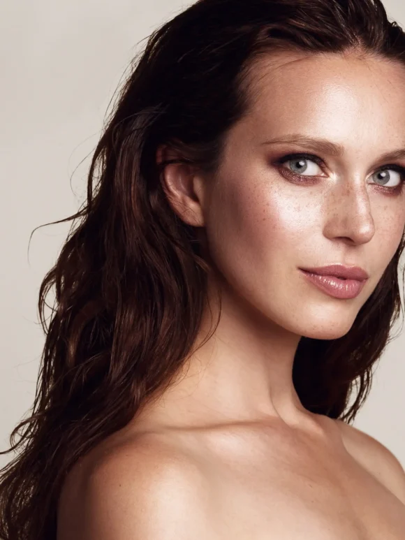 productos de peinado Mujer con productos de peinado en el cabello
