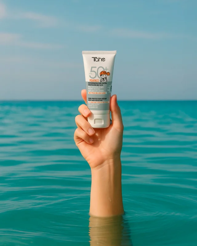 ✨ De todos los superpoderes que tienen los #niños, proteger su #piel es el nuestro.
El #sol les da energía, contribuye a su crecimiento, mejora sus sistema inmune; pero su piel necesita una barrera que la defienda.

Elige el #Fotoprotector Solar Facial en crema, Pediátrico, SPF 50+ de #Tahe y acompáñalos con seguridad en cada chapuzón, risa y siesta bajo el sol. ☀️🧴

Ellos disfrutan. Tú los proteges.
.
.
.
.
.
.
#Beautifyingyourlife #Tahelovers #skin #skincare #TaheCosmetics #ProteccionSolar #sun #summer
