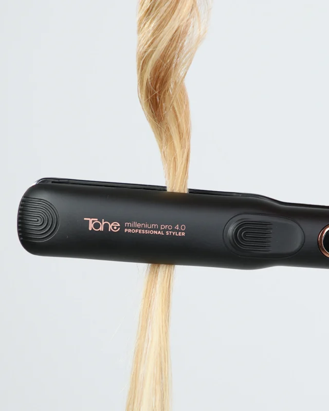 💁‍♀️ ¿Liso espejo?, ¿Ondas de sirena?, ¿Melena con historia? Sea cual sea tu mood capilar, hay algo que no puede faltar: una #plancha que cuide tu #cabello mientras lo deja espectacular.

🔥La Plancha Millenium Pro 4.0 de #Tahe: con turmalina, diamante y revestimiento cerámico, es la aliada perfecta para que tu peinado brille... sin castigar tu melena.

Porque sí, puedes usar calor y mimar tu cabello al mismo tiempo. Porque un buen peinado no debería costarle la vida a tu cabello. 😉
.
.
.
.
.
.
#Beautifyingyourlife #new #novedad #newin #tahestyle #peinados #hairstyle
