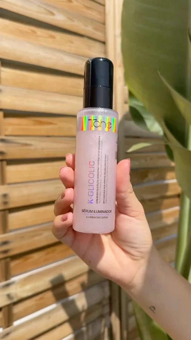 De #cabello seco y apagado… ¡a una melena llena de vida y brillo! ✨
Como Raquel, solo necesitas 3 pasos para conseguir un pelazo con K-Glicolic de #Tahe. 🩷
✅ Champú de brillo exfoliante y revitalizante con AHAs.
✅ Mascarilla hidronutritiva con AHAs.
✅ Sérum iluminador reparador de puntas con AHAs.

Formulados con ácido glicólico, estos tres imprescindibles transforman el cabello con hidratación, reparación, limpieza profunda y máxima manejabilidad.

Y ahora, ¿estás lista para el cambio? 💫 #KGLICOLICbyTahe