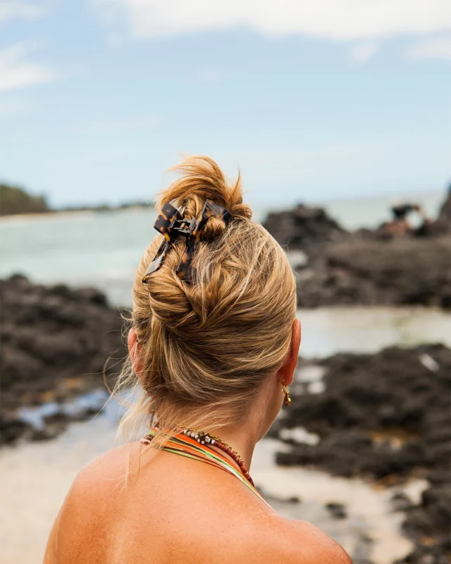 ☀️ El #verano se cuela en cada rincón: en la #piel tostada, en los #cabellos que bailan con el viento... Sabemos que quieres guardarlo todo, ¡menos las huellas que el sol puede dejar en tu cuerpo! 
Con #Tahe, proteges tu cabello, tu rostro y tu piel de forma fácil, eficaz y con ese extra de mimo que tanto se agradece.

Descubre texturas agradables, fórmulas que cuidan, y una sensación de suavidad que dura más que un atardecer de julio, en tu salón de peluquería y en nuestra web. 👇
https://tahecosmetics.com/solar
.
.
.
.
#Tahelovers #beautifyingyourlife #sun #summer #hair #haircare #proteccionsolartodoelaño