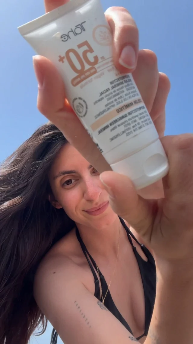 ¿Te aplicas protector solar y pareces un fantasma? 😅 ¡Tranquila, Julia tiene el truco perfecto! 👇
El #Bioprotector Solar Mineral Facial con Color de #Tahe:
🌞 Protección instantánea durante más de 16 horas.
🌿 Fórmula 100 % mineral, sin filtros químicos.
🧡 Tono bronceado unificado y piel preciosa.
🚫 Sin microplásticos, sin siliconas, sin conservantes.

Este #verano, protege tu #piel sin renunciar al buen tono.
.
.
.
.
#Tahelovers #beautifyingyourlife #sun #summer #vegan #sinmicroplasticos #sinconservantes #sinsiliconas #proteccionsolar