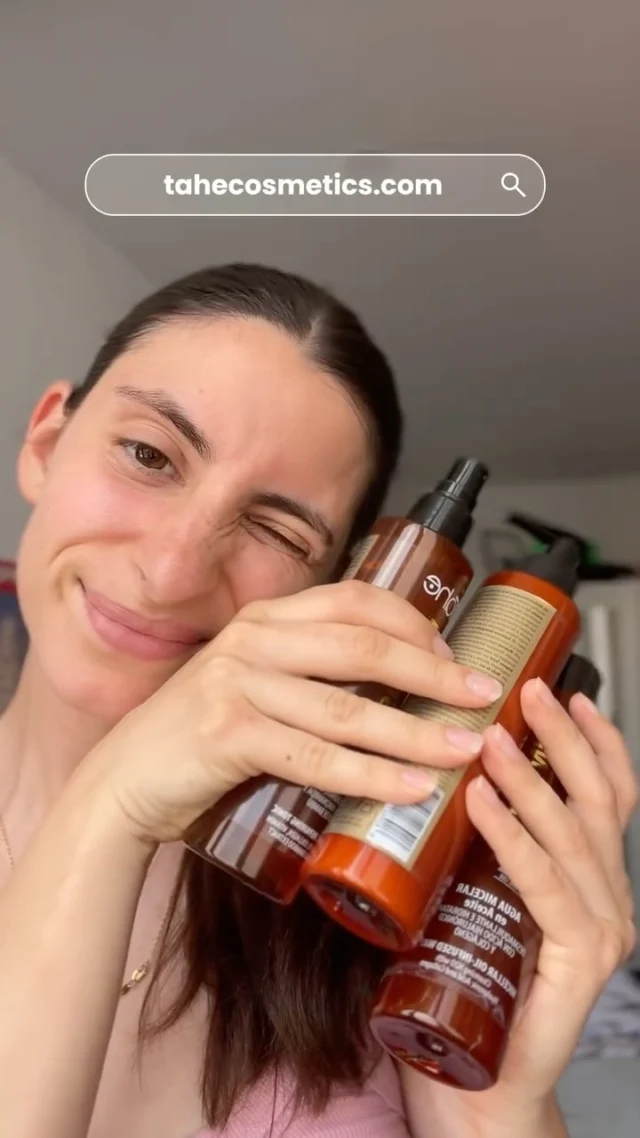 ¿Solo te lavas la cara con agua y ya? 😳 ¡Tu #piel merece más cariño que eso! 💁‍♀️
Con la #TripleLimpieza de #Tahe, no hay excusas: Limpia, mima y repara como se debe.

🧴 Paso 1. Agua Micelar en Aceite: elimina el maquillaje sin esfuerzo.
🫧 Paso 2. Emulsión Limpiadora: arrasa con las impurezas y la suciedad.
💦 Paso 3. Tónico Termal Reparador: calma, hidrata, reafirma y equilibra.

💖 Porque una piel feliz empieza con una limpieza en condiciones.
.
.
.
.
#Tahelovers #beautifyingyourlife #sun #summer #limpiezafacial #skin #skincare